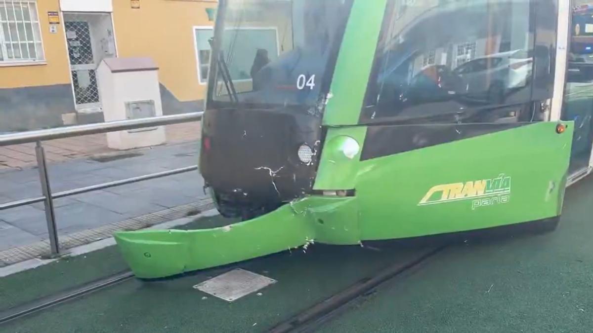 Estado del tranvía de Parla que colisionó con un vehículo.