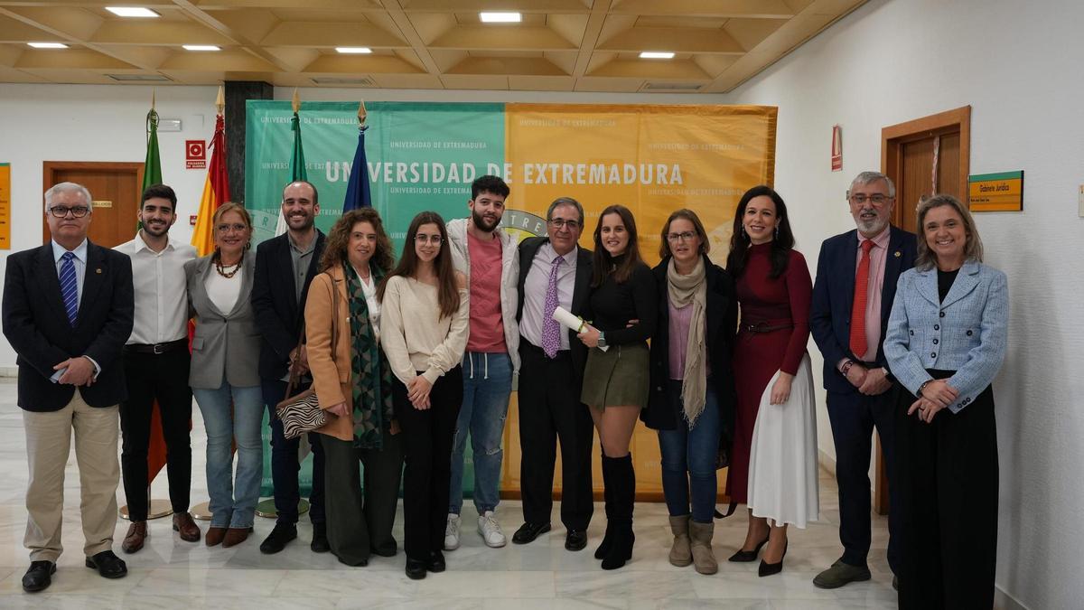 Inés María Martín, en el centro mostrando su diploma, junto a su familia, autoridades y los familiares de Raquel Nieto