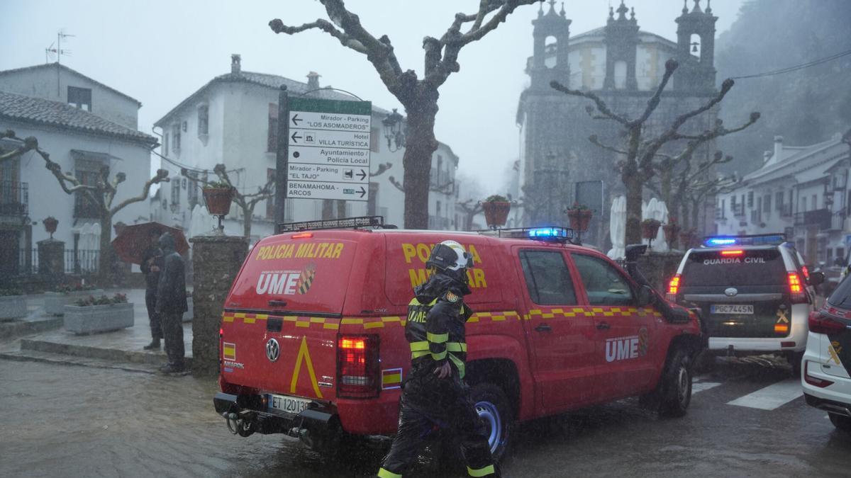 Efectivos de la UME trabajan en labores de achique de agua en el municipio gaditano de Grazalema que se ha visto muy afectado por el paso de la borrasca Leonardo.