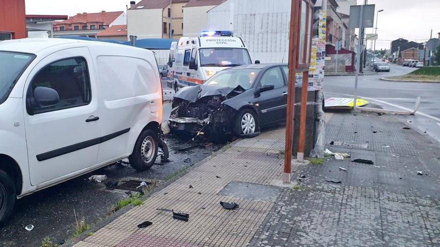 El coche accidentado en Cambados tras sobrevolar una rotonda. // FdV