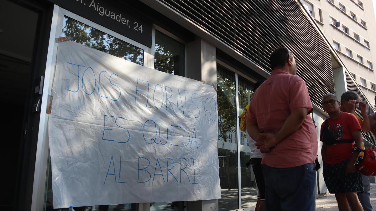 Cartel contra el desahucio de vecinos de un bloque de Sants en la entrada de la oficina de vivienda del Ayuntamiento de Barcelona.