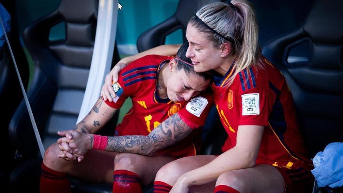 Alexia Putellas y Jenni Hermoso lloran de alegría tras clasificarse para semifinales.