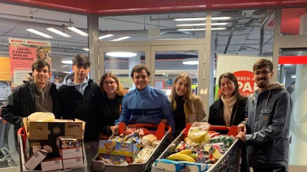 Jorge (segundo por la izquierda) y Mikel (centro) junto con otros estudiantes Erasmus adquiriendo alimentos para los refugiados.