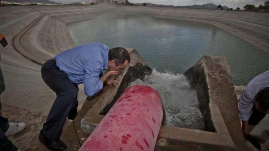 La llegada de las aguas del trasvase del Júcar-Vinalopó el mes pasado a un embalse de Aspe.