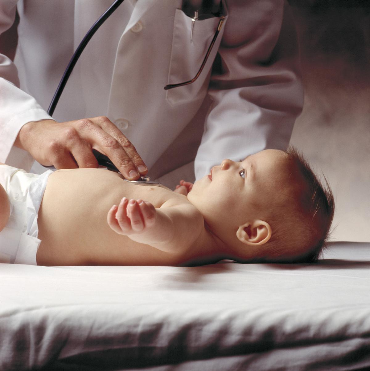Un bebé, en una revisión con el pediatra.
