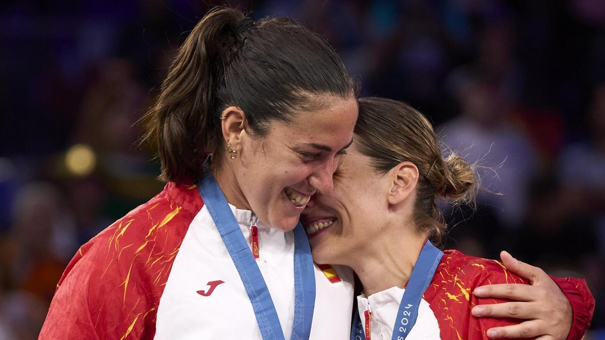 Vega Gimeno y Sandra Ygueravide tras ganar la plata olímpica en París.