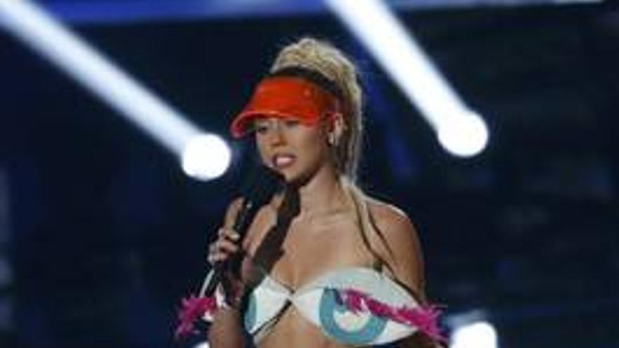 Miley Cyrus sorprende en los premios de la MTV con dos vestidos de Agatha Ruiz de la Prada
