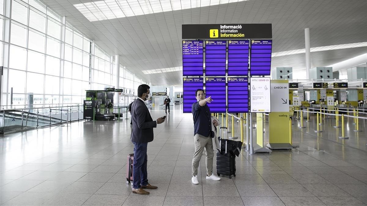 Pasajeros a su llegada al aeropuerto de El Prat.