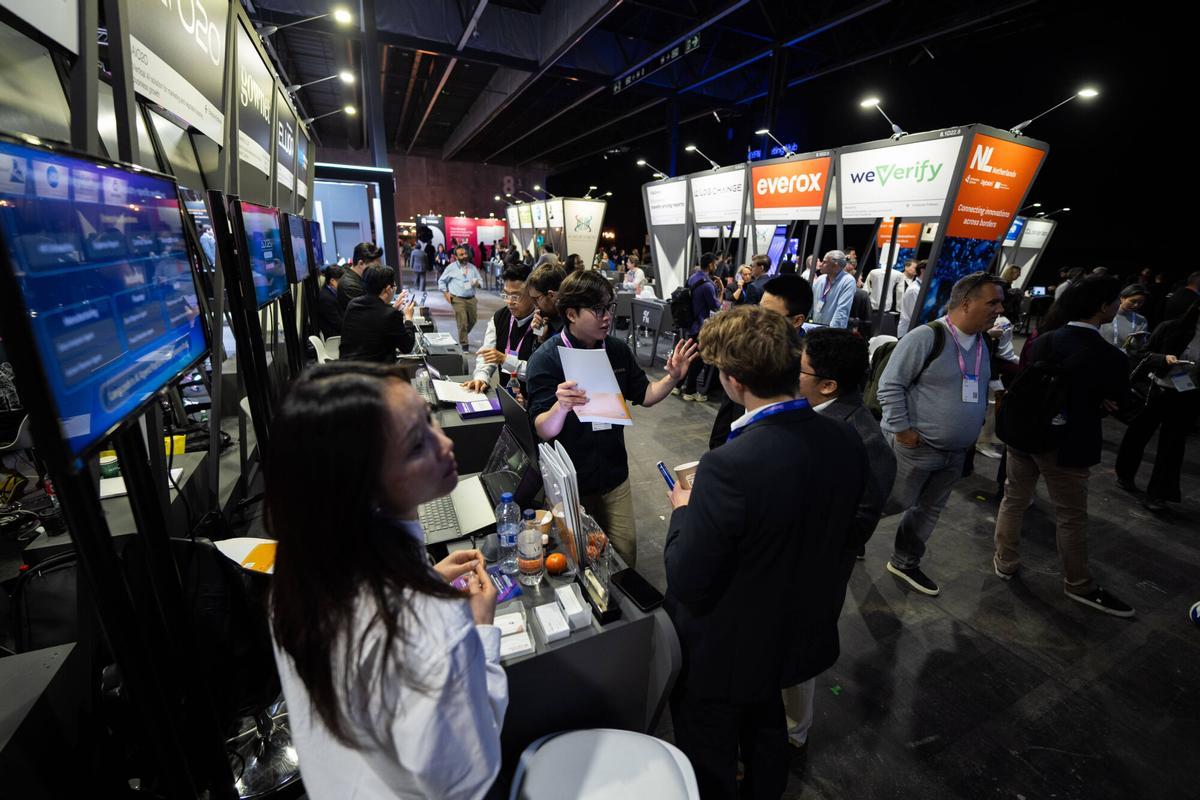 L´Hospitalet de Llobregat. 02/03/2026 Sociedad. 4YFN. Ambiente en la zona de Startups. Ambiente el primer dia de el Mobile World Congress 2026 en la fira de Hospitalet. Foto: Zowy Voeten / El Periódico.