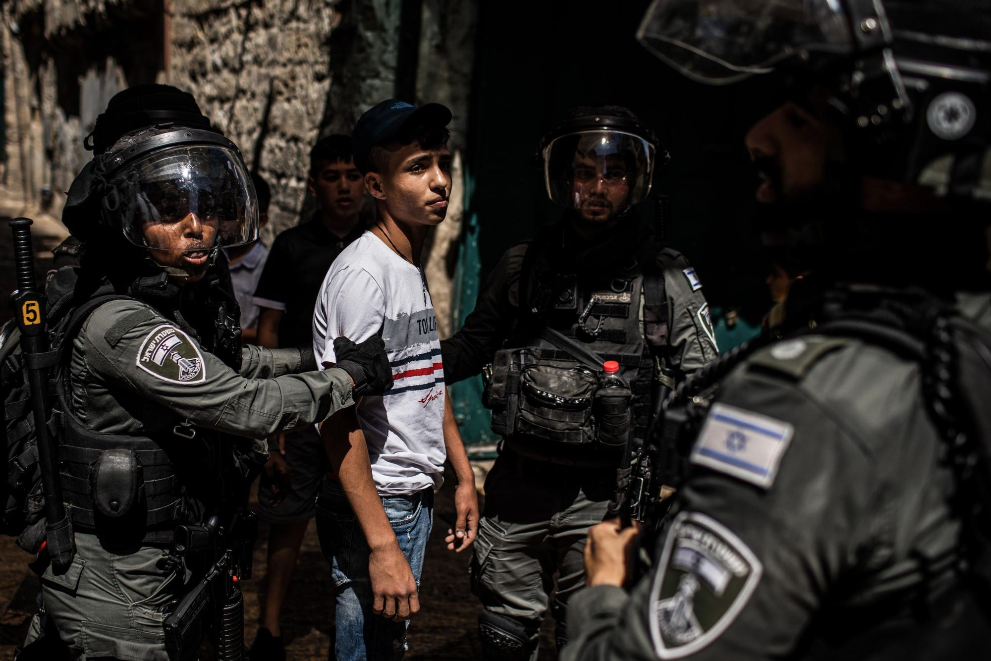 Choques entre palestinos y policía israelí en Jerusalén tras el alto el fuego