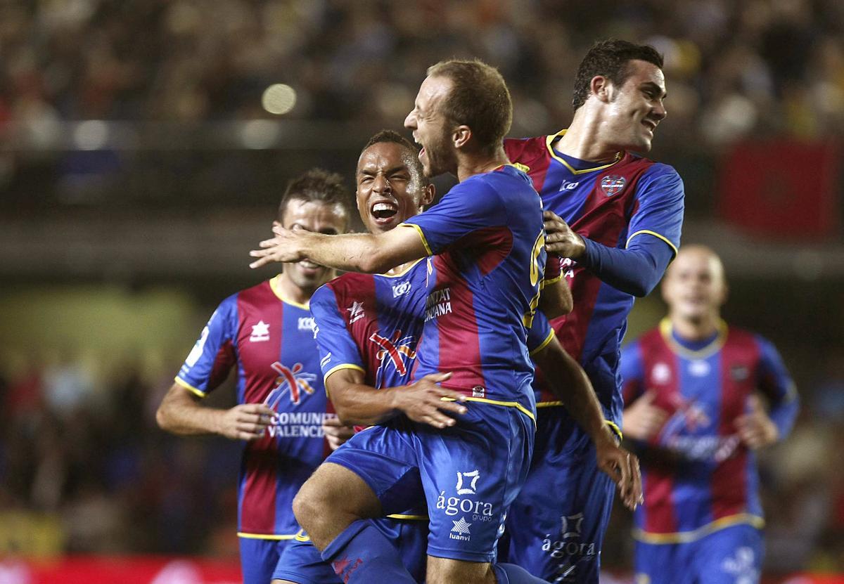 Los jugadores del Levante celebran uno de los tantos en 2011
