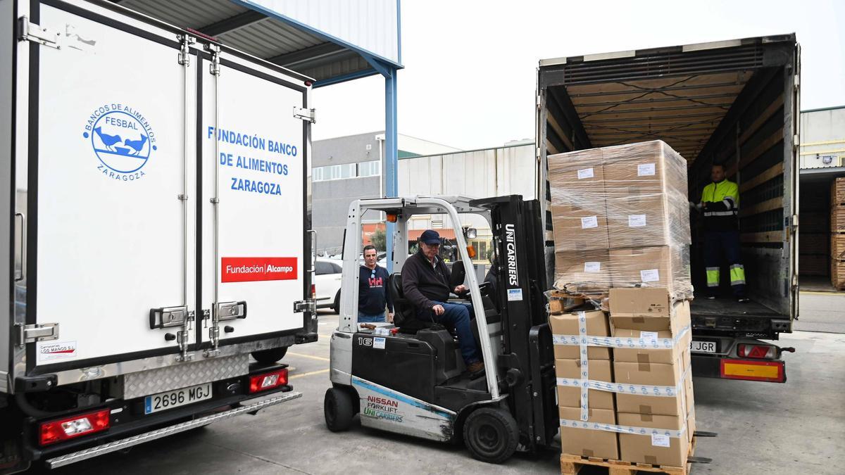 Un operario llena un tráiler del Banco de Alimentos de Zaragoza.