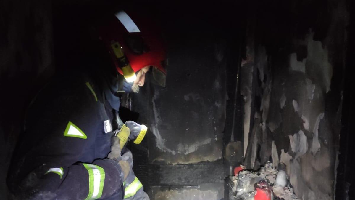 Así ha quedado el interior de la vivienda afectada por el fuego en La Malagueta