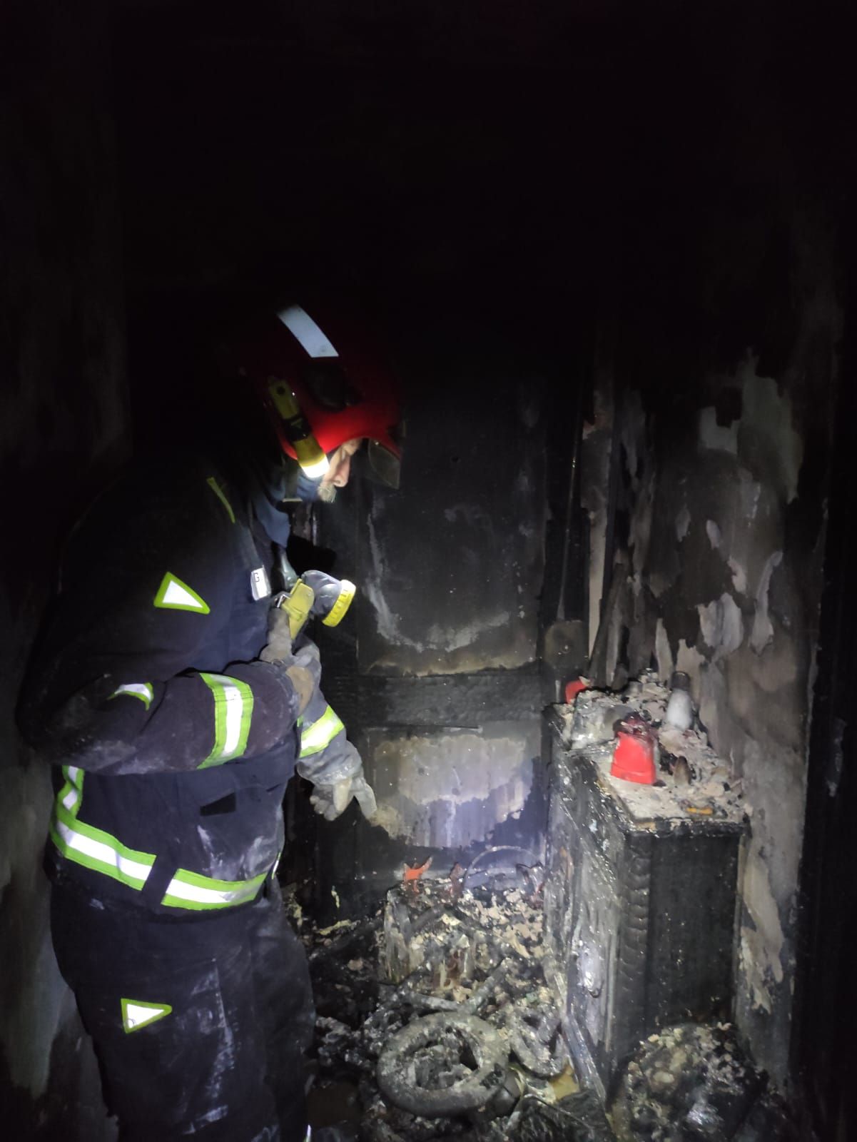 Así ha quedado el interior de la vivienda afectada por el fuego en La Malagueta