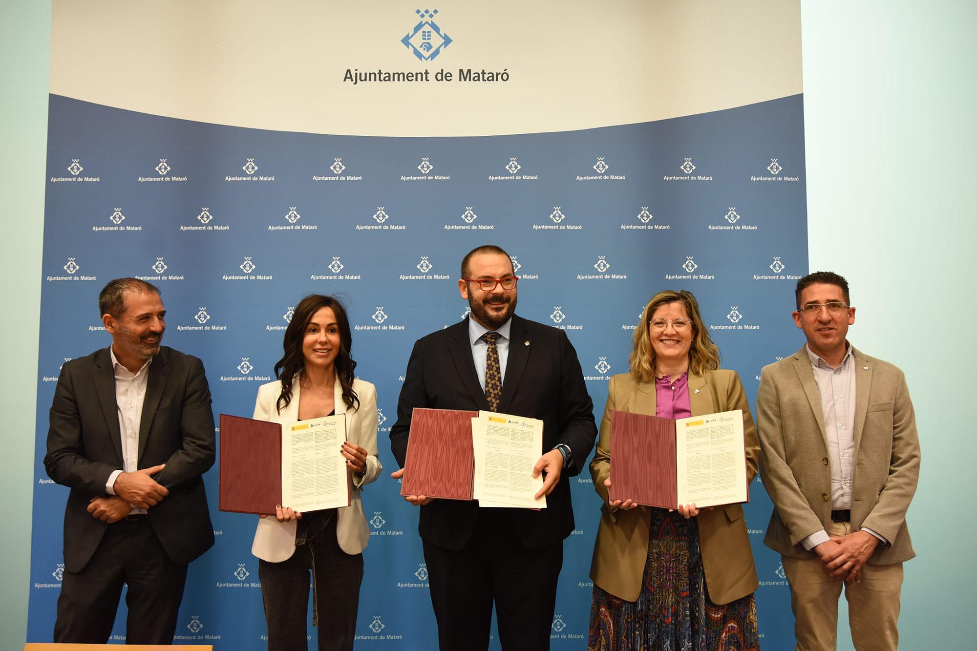 Isabel Pardo de Vera, David Bote y María Luisa Domínguez posando con el protocolo recién firmado
