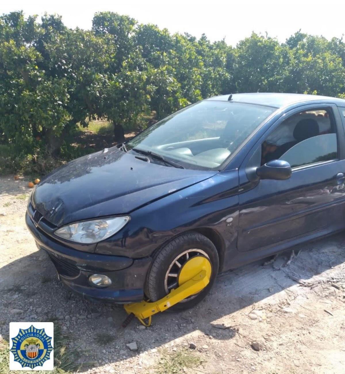 Los agentes inmovilizaron el vehículo con un cepo.