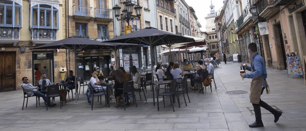 Clientes en una terraza de Oviedo.