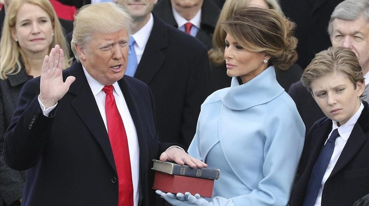 Donald Trump jura como presidente numero 45 de la historia de EEUU, junto a su esposa, Melania, y su hijo Barron. 