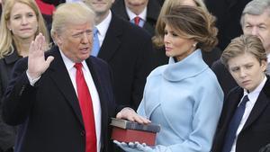 Donald Trump jura como presidente numero 45 de la historia de EEUU, junto a su esposa, Melania, y su hijo Barron. 