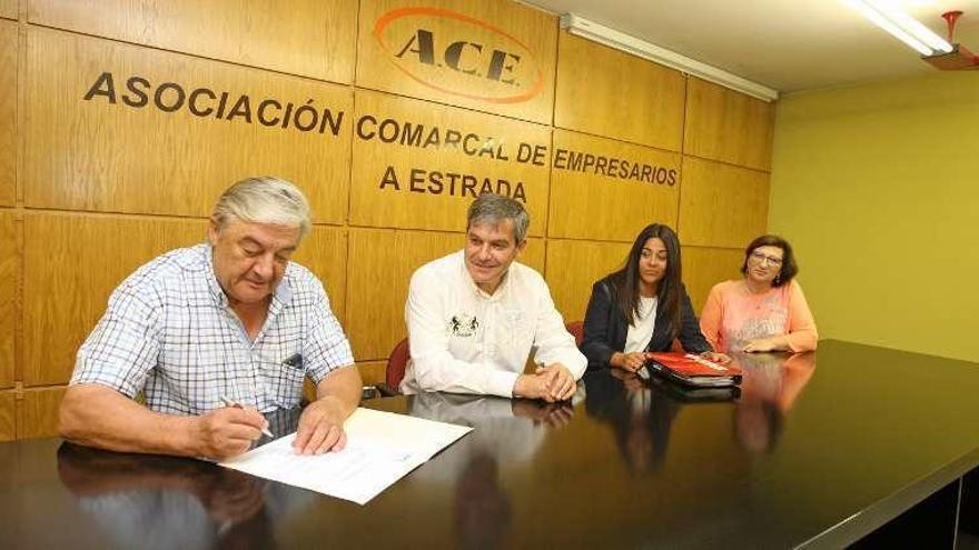 Tato, Martínez, González y Pernas, durante la firma. // Bernabé/Cris M.V.