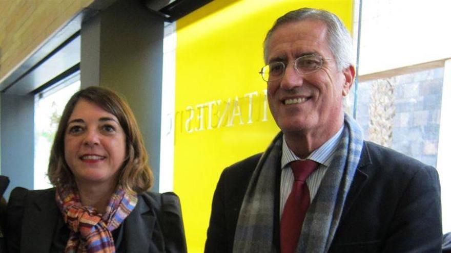 Elena Cortés firma para transformar el área comercial del municipio