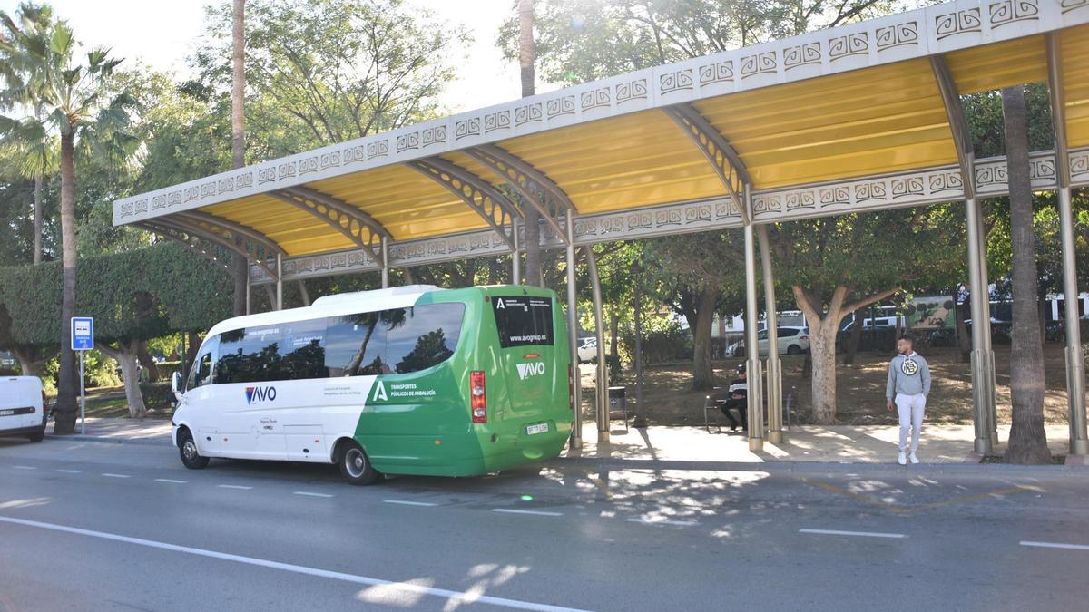 Una parada de autobús en la plaza de España de Alhaurín