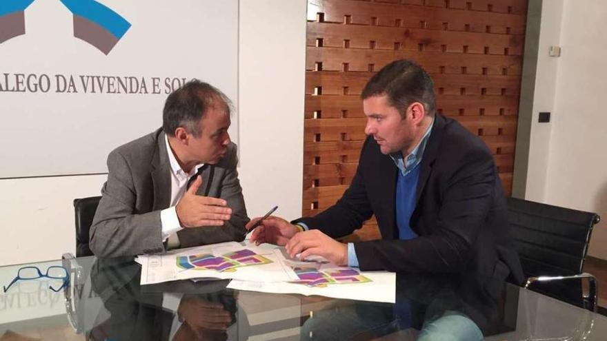 El gerente del IGVS y el alcalde de A Estrada, ayer, decidiendo el futuro de la Cidade do Moble.