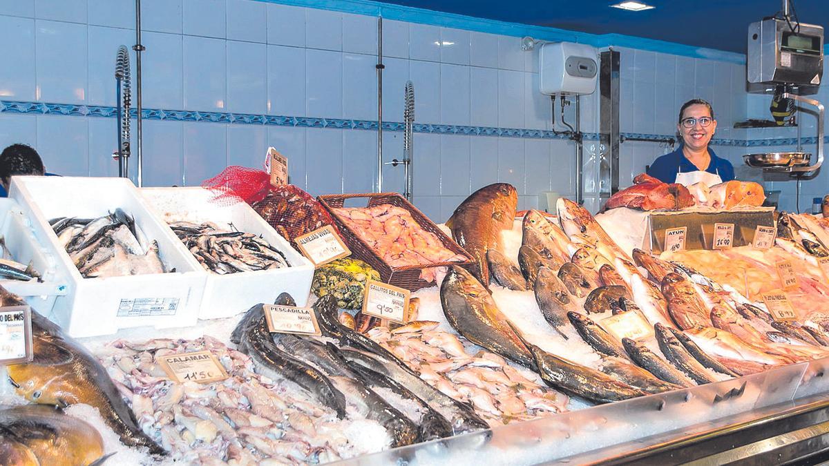 La pescadería de un mercado canario muestra pescados y mariscos del país y saharianos.