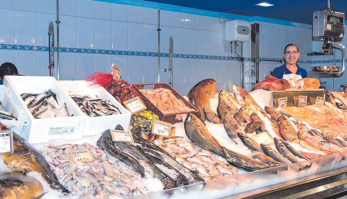 La pescadería de un mercado canario muestra pescados y mariscos del país y saharianos.