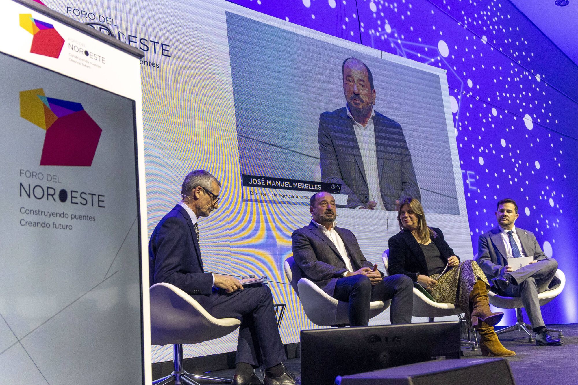 Un momento de la mesa sobre “Turismo inteligente” con José Manuel Merelles, de Turismo de Galicia, Gimena Llamedo, del Principado de Asturias, Victor López, de Turismo de Zamora, moderada por Xaime Leiro, director de "El Correo Gallego".