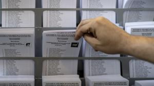 Una persona ejerce su derecho a voto en la Universitat de Barcelona.