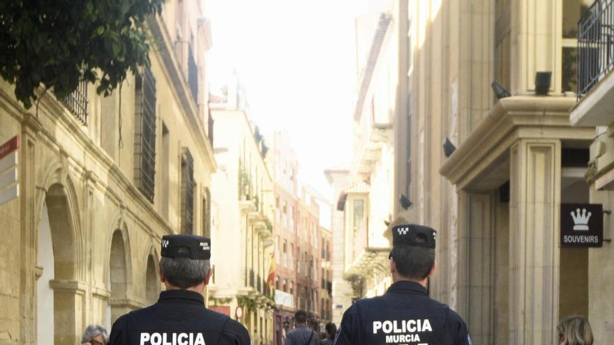 Agentes de seguridad ciudadana patrullan por Murcia.