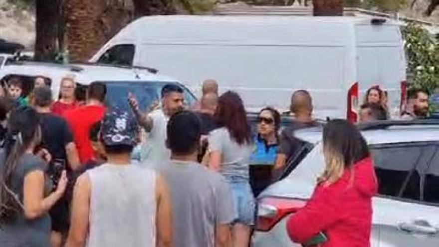 Tensión y peleas por el colapso de tráfico en la playa de Las Teresitas