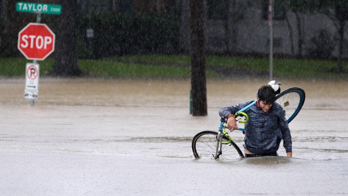 La tempesta tropical ’Harvey’ ha complert la seva amenaça destructiva i ha causat inundacions sense precedents al sud-est de Texas.
