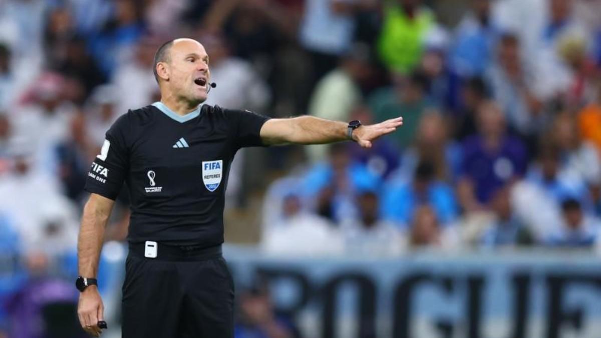 Mateu Lahoz arbitrando en el Mundial de Qatar