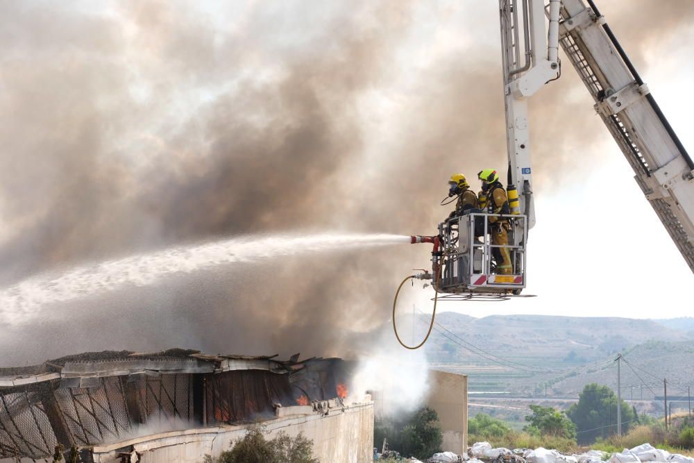 Arde una nave industrial en Aspe