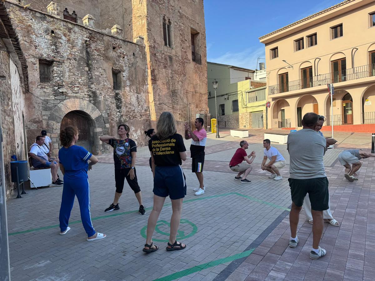 Arrelant dansa en un ensayo
