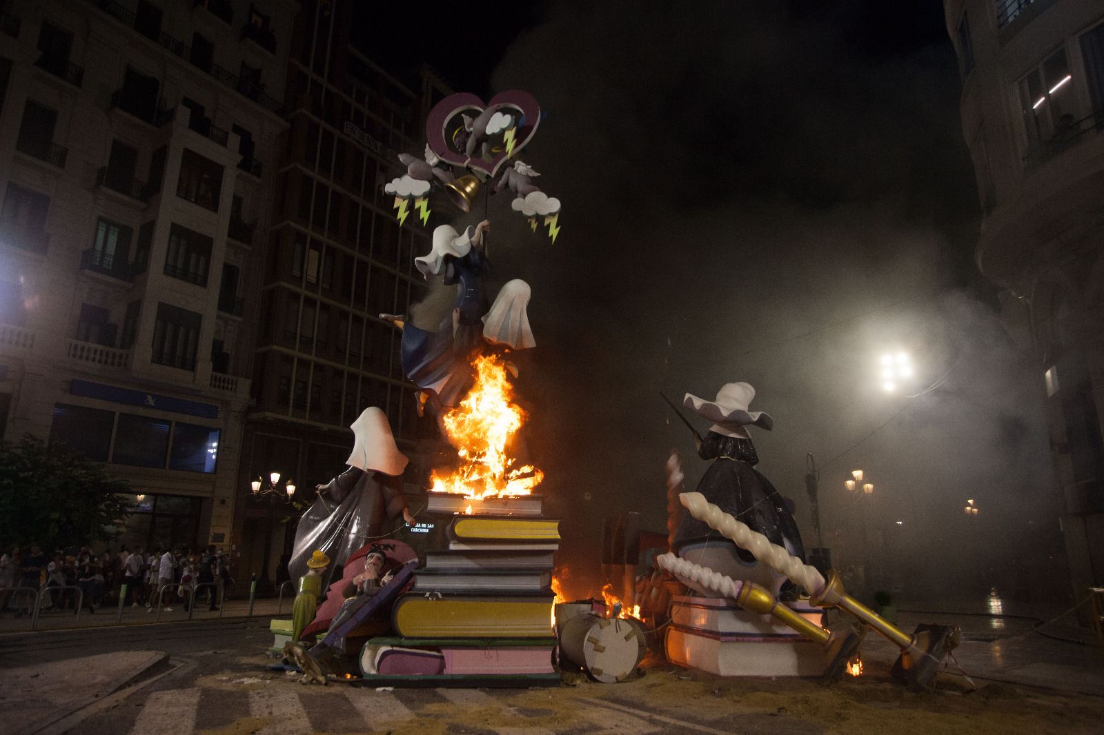 Así arden las otras fallas que se han plantado en la plaza del Ayuntamiento