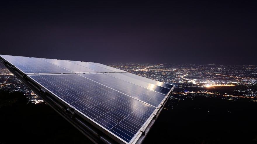 Inventan un panel solar que genera electricidad por la noche