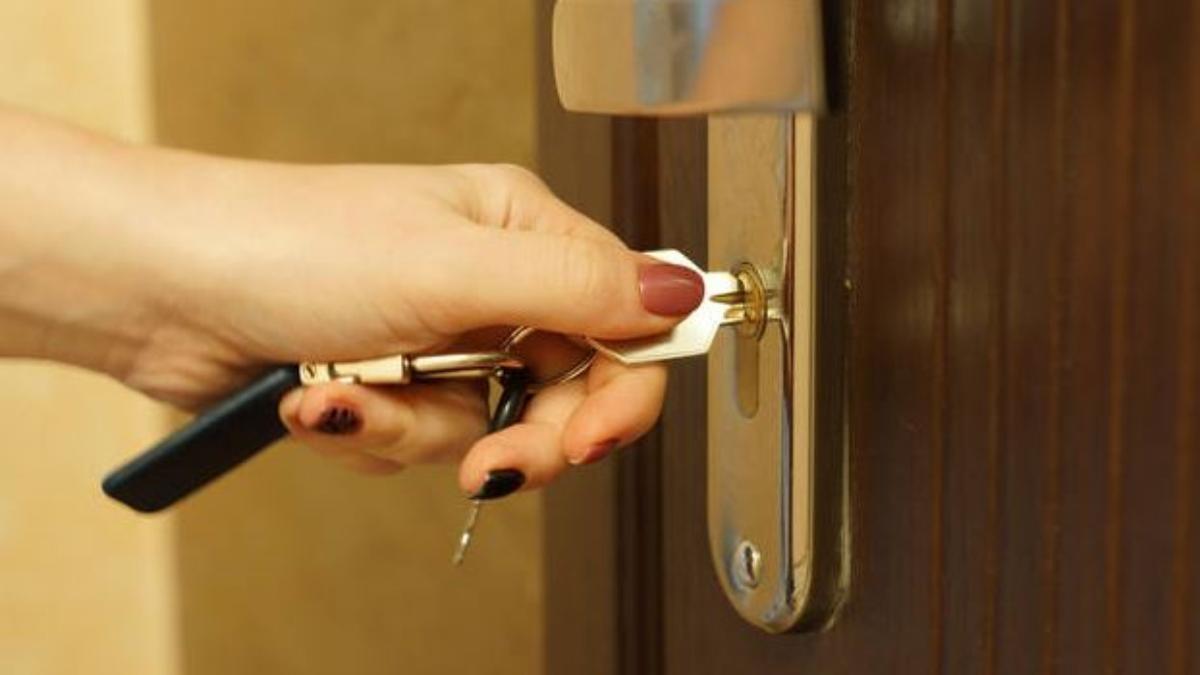 Las llaves de una puerta a punto de abrir la cerradura.