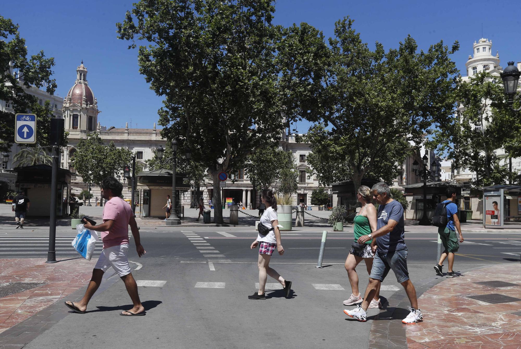 Ambiente festivo en el centro de València por Sant Joan