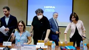 Rueda de prensa de responsables de la farmacéutica Hipra, de izquierda a derecha Borja Cabezón ( representante del ministerio de Exteriores) , Carmen Cámara ( sociedad española de inmunología ) Javier Granda (voal de la junta directiva de Anis) Elia Torroella (HIPRA ) Ángel Gil de Miguel ( catedrático de medicina preventiva ).