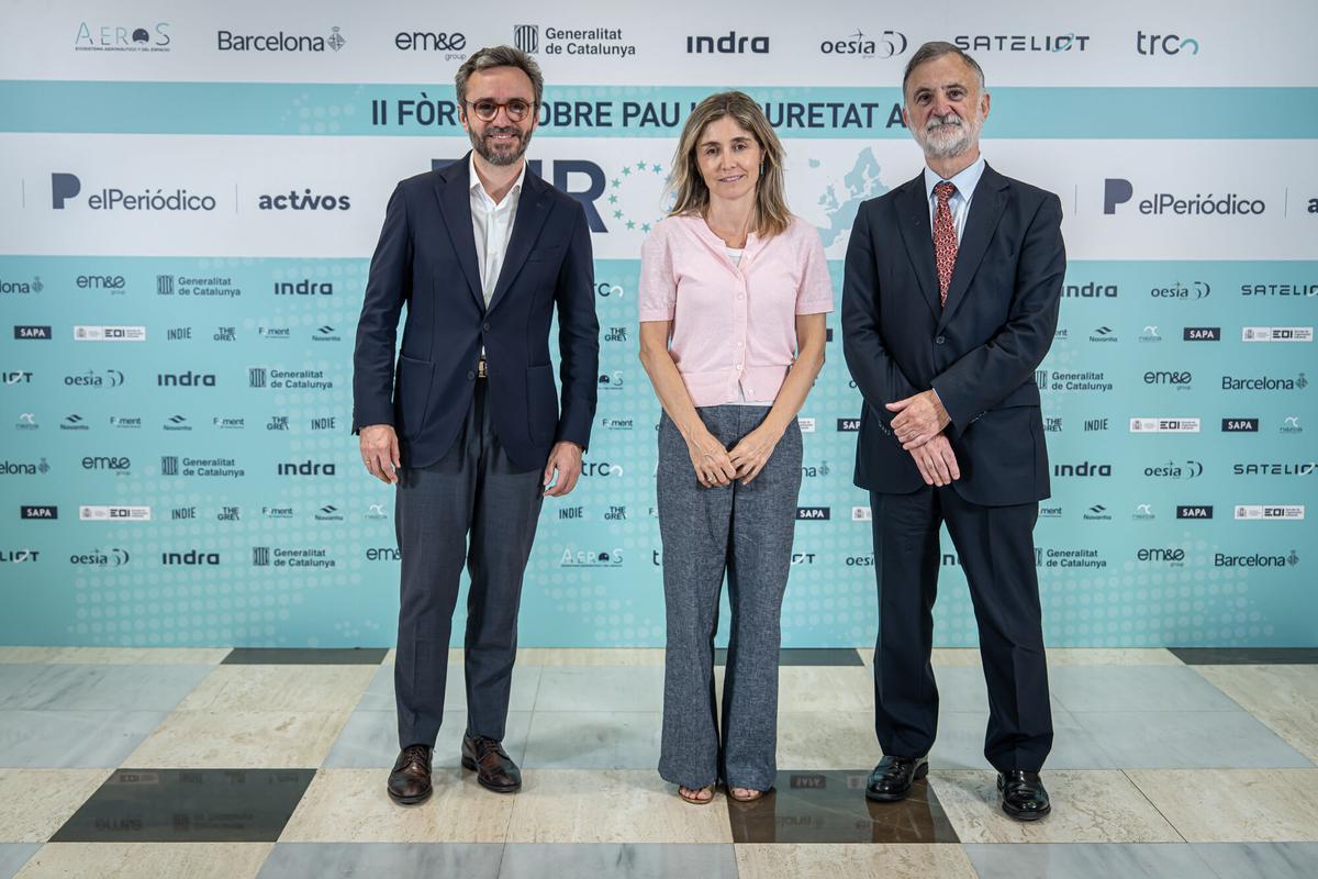 Aitor Moll, consejero delegado de Prensa Ibérica; Ainhoa Moll, adjunta a la presidencia y directora editorial de Prensa Ibérica; almirante Juan Rodríguez Garat