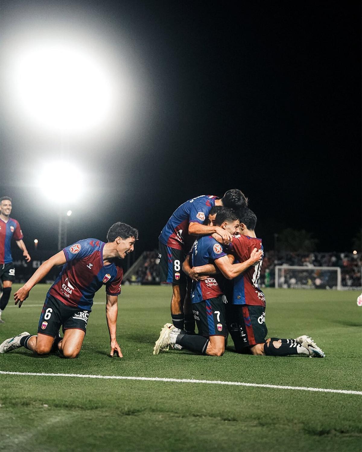 Los jugadores del Eldense abrazan a Nacho Quintana tras su segundo gol, el pasado sábado.