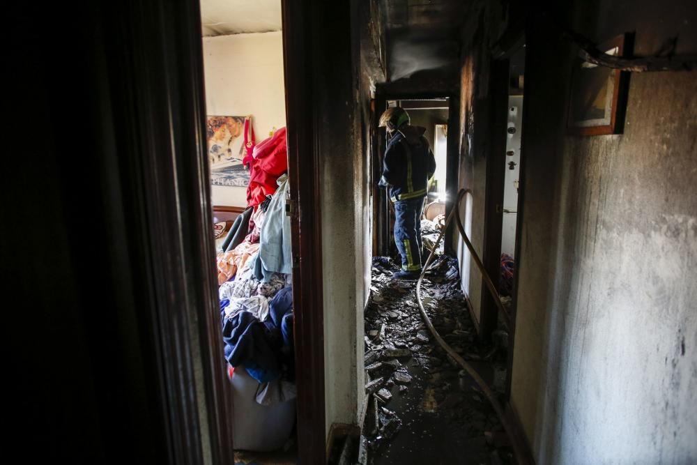 Así quedó el interior de la vivienda que ardió en el Avilés