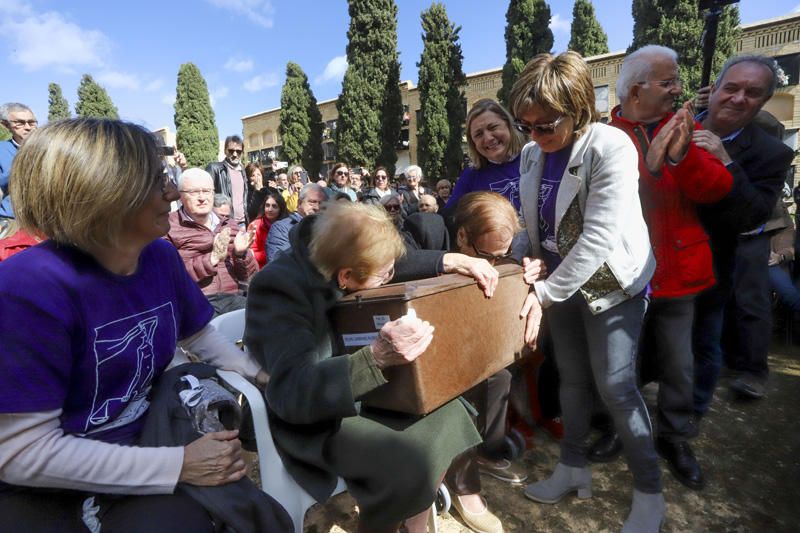 Entrega de los restos de los fusilados por el franquismo a sus familiares, en Paterna