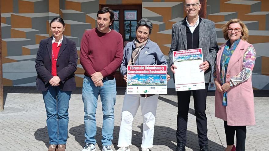 Por la izquierda, Guadalupe Zapico, Gerardo Sanz, Clara Díaz, Raúl Quijano y Concha Uría, ayer, durante la presentación de la cita, ante la Casa de Cultura de Lugo de Llanera. | L. R.