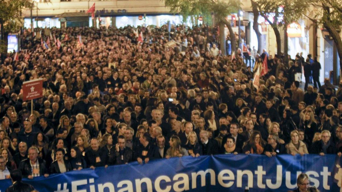 Cabecera de la manifestación por una financiación justa celebrada el 18 de noviembre de 2017. | EDUARDO RIPOLL