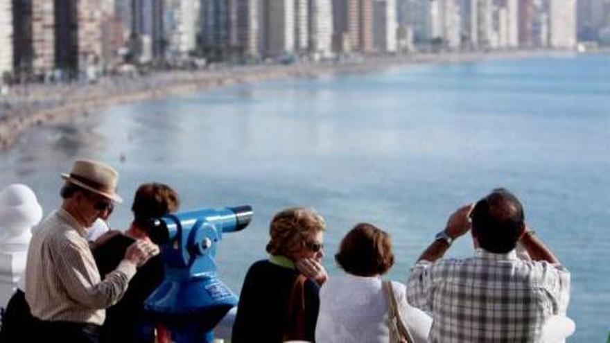 Turistas en el mirador del Castillo de Benidorm, durante el pasado noviembre.