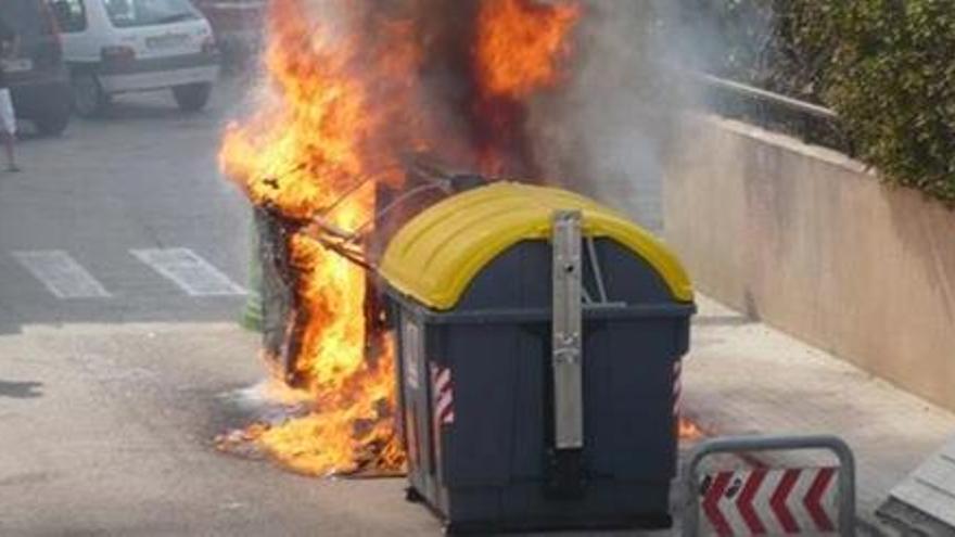 Imagen de archivo de la quema de un contendor.